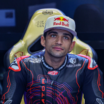 World champion ruled OUT of season opening race after testing crash